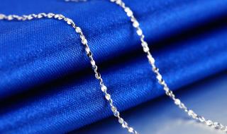 想到周大福给老婆买一条铂金项链大概4克,又不识货又怕太贵,只有1800块钱人生第一次帮帮忙 一条铂金项链多少钱